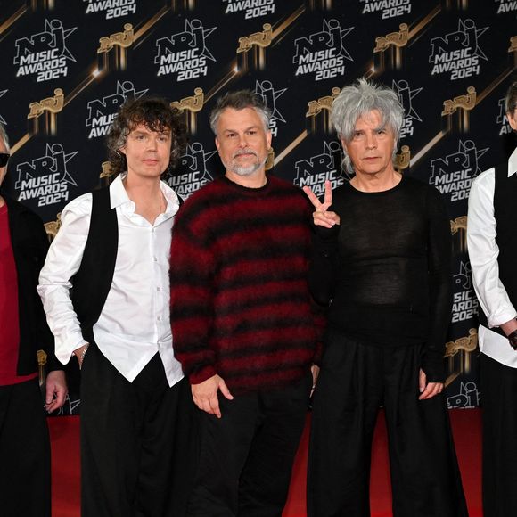 Concrètement, Nicola Sirkis et ses acolytes se glissent dans cette cabine où la température dégringole jusqu'à -160 degrés !

Dimitri Bodianski, Olivier Gerard, Marc Eliard, Nicola Sirkis et Boris Jardel du groupe Indochine au photocall de la 26ème édition des NRJ Music Awards à Cannes, le 1er novembre 2024. © Bebert-Guignebourg/Bestimage