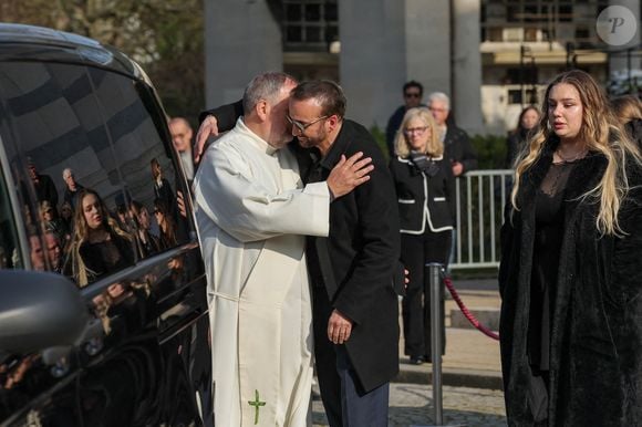 Le veuf Michel Ferracci et Milla Savarese, la fille de l'actrice à la sortie des obsèques d'Emilie Dequenne au cimetière Père Lachaise à Paris, France, le 26 mars 2025. © Cyril Moreau/Bestimage