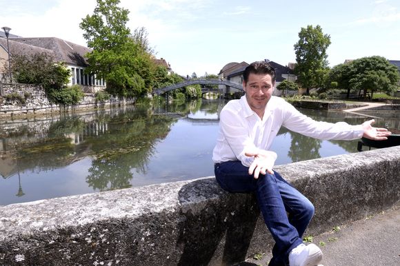 Exclusif - Julien Dassin - Les écrivains de la 37ème édition du salon du livre de Cosne-Cours-sur-Loire le 1er juin 2025.

© Cédric Perrin / Bestimage