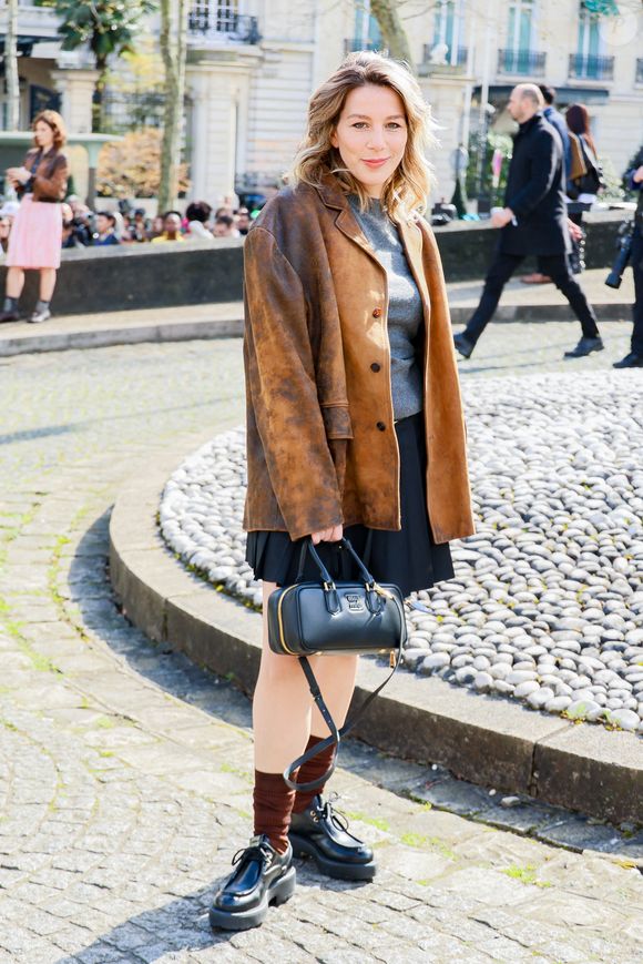 Guest aux arrivées au défilé Miu Miu Collection Femme Prêt-à-Porter Automne/Hiver 2026-2027 lors de la Fashion Week de Paris (PFW) au palais d'lena conseil Economique, social et environnemental, à Paris, France, le 10 mars 2026. © Denis Guignebourg/Bestimage