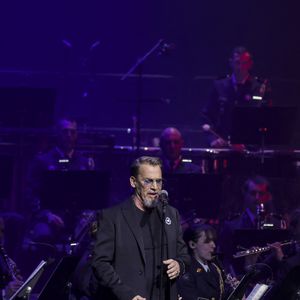 Florent Pagny lors du concert caritatif "Sentinelles d'un soir" au profit de l'association Bleuet de France à la salle Pleyel à Paris le 30 mai 2024. 
Ce concert destiné au grand public est organisé en l’honneur des orphelins de guerre, des veuves, des familles endeuillées, des victimes du terrorisme et de tous les soldats blessés en mission.
Ce concert avec des stars, destiné au grand public, est un exercice nouveau pour les militaires. Le gouverneur militaire de Paris Christophe Abad est chargé du cérémonial dans la Cour d'honneur des Invalides en hommage aux militaires tombés en opération. Il organise également le défilé du 14-Juillet. Et, jusqu’à présent, les concerts ouverts au public étaient plus confidentiels, généralement de la musique classique dans des «emprises militaires» comme la cathédrale Saint-Louis des Invalides ou la chapelle du Val-de-Grâce.
Florent Pagny ne devait remonter sur scène qu’en 2026. Finalement, il a fait dix-sept heures de vol (avec trois correspondances) depuis sa Patagonie pour revenir à Paris le temps d’un concert. Un voyage extrêmement fatigant pour être, jeudi 30 mai, l’une des têtes d’affiche des Sentinelles d’un soir, concert caritatif organisé par le général Christophe Abad, gouverneur militaire de Paris, à la salle Pleyel.

© Jack Tribeca / Bestimage