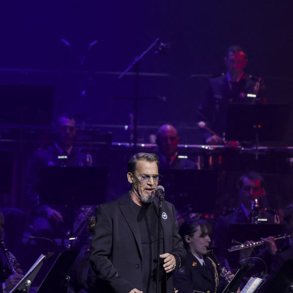 Florent Pagny lors du concert caritatif "Sentinelles d'un soir" au profit de l'association Bleuet de France à la salle Pleyel à Paris le 30 mai 2024. 
Ce concert destiné au grand public est organisé en l’honneur des orphelins de guerre, des veuves, des familles endeuillées, des victimes du terrorisme et de tous les soldats blessés en mission.
Ce concert avec des stars, destiné au grand public, est un exercice nouveau pour les militaires. Le gouverneur militaire de Paris Christophe Abad est chargé du cérémonial dans la Cour d'honneur des Invalides en hommage aux militaires tombés en opération. Il organise également le défilé du 14-Juillet. Et, jusqu’à présent, les concerts ouverts au public étaient plus confidentiels, généralement de la musique classique dans des «emprises militaires» comme la cathédrale Saint-Louis des Invalides ou la chapelle du Val-de-Grâce.
Florent Pagny ne devait remonter sur scène qu’en 2026. Finalement, il a fait dix-sept heures de vol (avec trois correspondances) depuis sa Patagonie pour revenir à Paris le temps d’un concert. Un voyage extrêmement fatigant pour être, jeudi 30 mai, l’une des têtes d’affiche des Sentinelles d’un soir, concert caritatif organisé par le général Christophe Abad, gouverneur militaire de Paris, à la salle Pleyel.

© Jack Tribeca / Bestimage