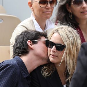 Virginie Efira et son compagnon Niels Schneider dans les tribunes des internationaux de France de tennis de Roland Garros à Paris, France, le 8 juin 2019. © Jacovides / Moreau/Bestimage