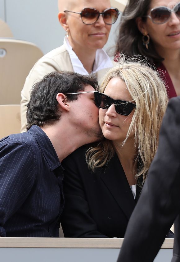 Virginie Efira et son compagnon Niels Schneider dans les tribunes des internationaux de France de tennis de Roland Garros à Paris, France, le 8 juin 2019. © Jacovides / Moreau/Bestimage