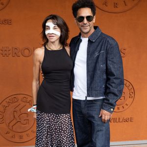 Sandra Sisley et son mari Tomer Sisley au photocall du village lors des Internationaux de France de Tennis de Roland Garros 2026, à Paris, France, le 5 juin 2026. © Jacovides-Moreau/Bestimage