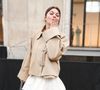 Interrogée sur la chanson de Taylor Swift qu’elle écoute le plus en ce moment, elle répond sans hésiter : "Lover". 

Louane assiste au défilé Patou Automne/Hiver 2026-2027 dans le cadre de la semaine de la mode à Paris le 25 janvier 2026 à Paris. © Lucia Sabatelli / Bestimage