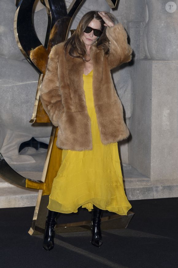 Oumy, suivie par plus de 38 000 personnes sur TikTok, est aussi la nièce de Carla Bruni.
Carla Bruni Sarkozy – Photocall du Défilé de mode Saint Laurent  Collection Printemps-Été 2026 dans le cadre de la Fashion Week de Paris, France, le 29 septembre 2025. © Olivier Borde / Bestimage