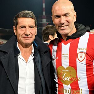 David Lisnard, le maire de Cannes, et Zinédine Zidane durant la première édition du « match des légendes » opposant l'équipe des Légendes, les anciens de Cannes, à l'équipe des Etoiles avec pour capitaine Didier Deschamps, au stade Pierre de Coubertin à Cannes, le 30 octobre 2025. © Bruno Bebert / Dominique Jacovides / Bestimage