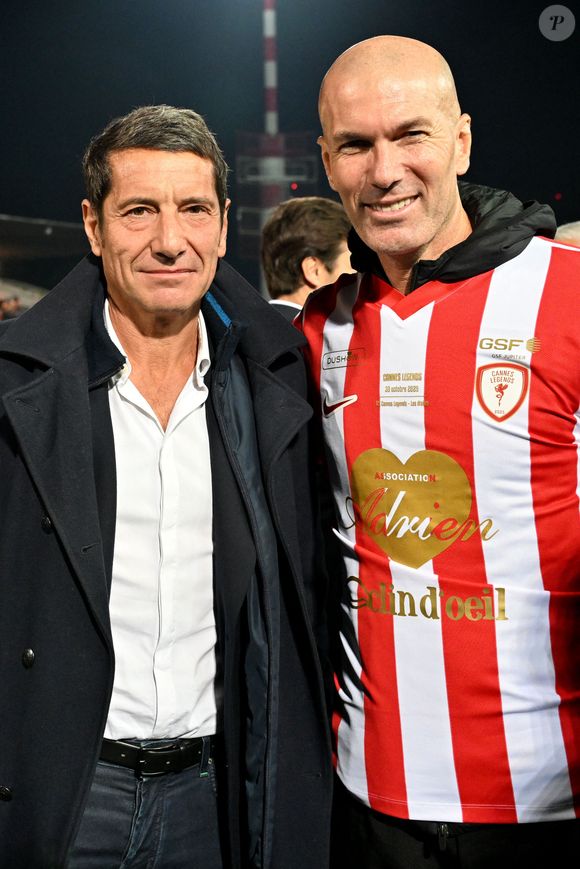 David Lisnard, le maire de Cannes, et Zinédine Zidane durant la première édition du « match des légendes » opposant l'équipe des Légendes, les anciens de Cannes, à l'équipe des Etoiles avec pour capitaine Didier Deschamps, au stade Pierre de Coubertin à Cannes, le 30 octobre 2025.  © Bruno Bebert / Dominique Jacovides / Bestimage