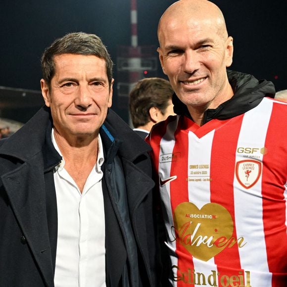 David Lisnard, le maire de Cannes, et Zinédine Zidane durant la première édition du « match des légendes » opposant l'équipe des Légendes, les anciens de Cannes, à l'équipe des Etoiles avec pour capitaine Didier Deschamps, au stade Pierre de Coubertin à Cannes, le 30 octobre 2025. Les Légendes cannoises, coachées par Luis Fernandez et supportées par Zinedine Zidane qui portait les couleurs cannoises, mais qui n'a pas joué, ont remporté le match 3 à 2. Tous les bénéfices de la soirée seront reversés aux associations les Etoiles de l'Espoir, à l'association Adrien et à l'association Clin d'Oeil, qui oeuvrent pour les plus démunis et la jeunesse. © Bruno Bebert / Dominique Jacovides / Bestimage