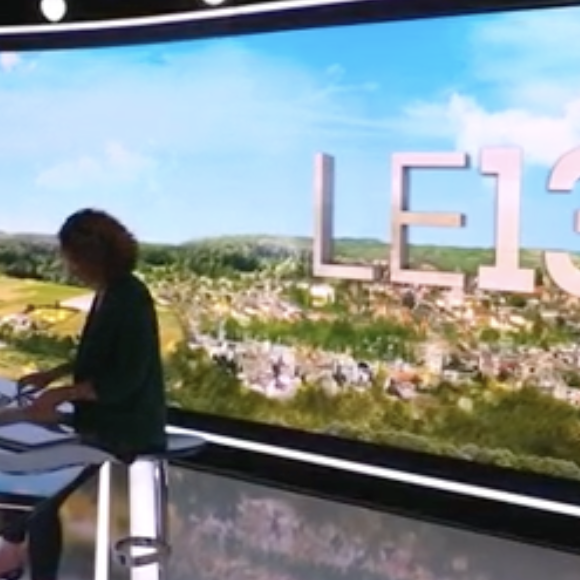 Lequel tire sa révérence après 38 ans de bons et loyaux services.

Marie-Sophie Lacarrau lors du journal de 13h de TF1