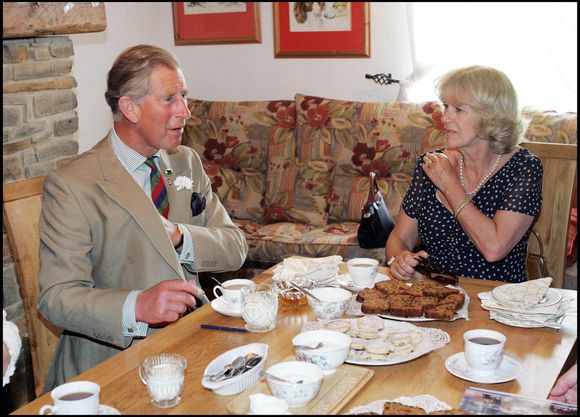 Ce qui nous pousse à nous interroger sur l'alimentation de la belle-mère des princes William et Harry. 

Charles et Camilla en visite