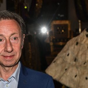 Les deux sociétés ont été condamnées à verser solidairement 232 718 euros à Stéphane Bern.

L'animateur radio et présentateur de télévision Stéphane Bern regarde l'exposition "Le Dernier Sacre" au Mobilier National à Paris le 10 avril 2025. Photo by Firas Abdullah/ABACAPRESS.COM  France Frankreich Ile-de-France Paris 