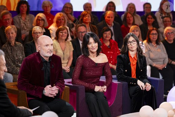 Exclusif - Franck Leboeuf , Chrislaure Nollet et sa fille lors de l'enregistrement de l'émission "Famille je vous aime" présentée par M.Drucker et qui sera diffusée le 29 décembre sur France 3, au studio Rive gauche, à Paris, France, le 2 décembre 2025. © Gaffiot-Perusseau/Bestimage