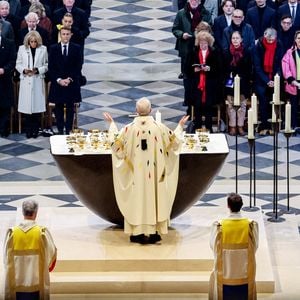 Consécration du nouvel autel, oeuvre du sculpteur et designer G.Bardet. L’archevêque de Paris Laurent Ulrich a enfermé dans le sépulcre les reliques de cinq saints, qui ont tous un lien avec la capitale, avant de réaliser l’onction de l'autel de forme moderne - Messe de consécration du mobilier liturgique de la cathédrale Notre-Dame de Paris, le 8 décembre 2024. Joyau de l’art gothique, lieu de culte et de culture, symbole universel de la France et de son histoire, la cathédrale de Notre-Dame de Paris rouvre ses portes les 7 et 8 décembre, cinq ans après le terrible incendie ravageur, survenu le 15 avril 2019. 
© Cyril Moreau / Bestimage