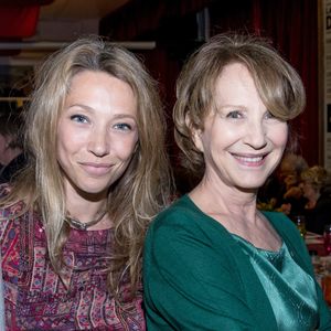 Mais selon Laura, la magie du cinéma et l'amour de ses fans apaisaient la douleur : "Dès qu'elle était face au public et parlait de son métier, la passion l'emportait et elle se sentait bien."
Laura Smet et sa mère Nathalie Baye - Soirée en l'honneur de Nathalie Baye, organisée par Louis Michel Colla, à La Chope des Puces, restaurant mythique de Marcel Campion à Saint-Ouen. Le 30 avril 2018
© Cyril Moreau / Bestimage