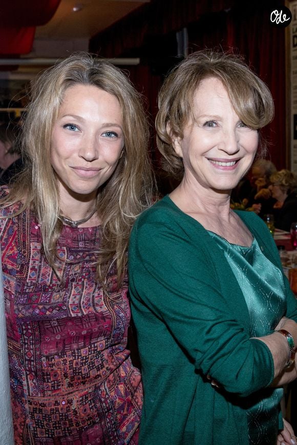 Mais selon Laura, la magie du cinéma et l'amour de ses fans apaisaient la douleur : "Dès qu'elle était face au public et parlait de son métier, la passion l'emportait et elle se sentait bien."

Laura Smet et sa mère Nathalie Baye - Soirée en l'honneur de Nathalie Baye, organisée par Louis Michel Colla, à La Chope des Puces, restaurant mythique de Marcel Campion à Saint-Ouen. Le 30 avril 2018
© Cyril Moreau / Bestimage