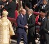 "Le noir a longtemps été associé à une tenue funéraire appropriée, mais ce n'est pas la seule couleur acceptable (...) Les costumes bleu foncé et gris sont également couramment portés par les personnes venues rendre hommage au pape"
Le prince William, prince de Galles, Le roi Felipe VI et la reine Letizia d’Espagne - Le roi Felipe VI et la reine Letizia d’Espagne, assistent aux funérailles du pape François devant la basilique Saint Pierre à Rome, le 26 avril 2025. Mirrorpix / Bestimage