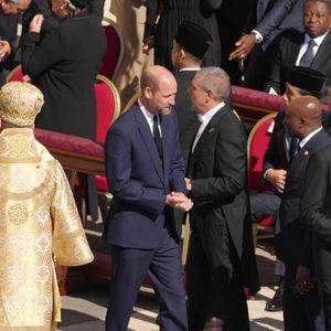 "Le noir a longtemps été associé à une tenue funéraire appropriée, mais ce n'est pas la seule couleur acceptable (...) Les costumes bleu foncé et gris sont également couramment portés par les personnes venues rendre hommage au pape"

Le prince William, prince de Galles, Le roi Felipe VI et la reine Letizia d’Espagne - Le roi Felipe VI et la reine Letizia d’Espagne, assistent aux funérailles du pape François devant la basilique Saint Pierre à Rome, le 26 avril 2025.  Mirrorpix / Bestimage