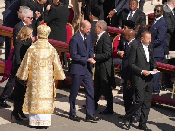 "Le noir a longtemps été associé à une tenue funéraire appropriée, mais ce n'est pas la seule couleur acceptable (...) Les costumes bleu foncé et gris sont également couramment portés par les personnes venues rendre hommage au pape"

Le prince William, prince de Galles, Le roi Felipe VI et la reine Letizia d’Espagne - Le roi Felipe VI et la reine Letizia d’Espagne, assistent aux funérailles du pape François devant la basilique Saint Pierre à Rome, le 26 avril 2025.  Mirrorpix / Bestimage