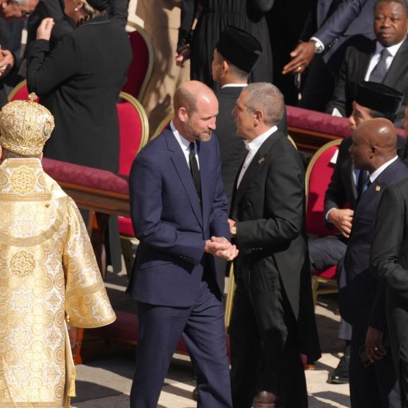 "Le noir a longtemps été associé à une tenue funéraire appropriée, mais ce n'est pas la seule couleur acceptable (...) Les costumes bleu foncé et gris sont également couramment portés par les personnes venues rendre hommage au pape"

Le prince William, prince de Galles, Le roi Felipe VI et la reine Letizia d’Espagne - Le roi Felipe VI et la reine Letizia d’Espagne, assistent aux funérailles du pape François devant la basilique Saint Pierre à Rome, le 26 avril 2025.  Mirrorpix / Bestimage