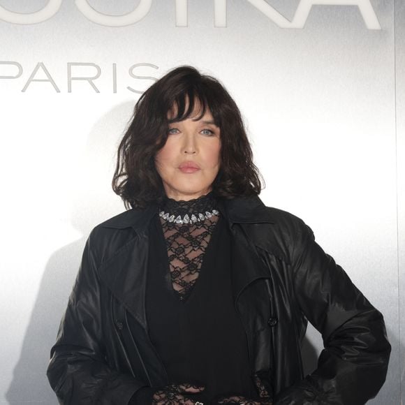 Isabelle Adjani - Photocall du défilé Messika High Jewelry show Midnight Sun Opus II 2024 à Paris en marge de la fashion week le 26 septembre 2024.

© Jack Tribeca / Christophe Clovis / Bestimage
