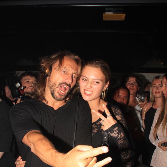 "Je la trouve tellement rigolote et douée", "Mais tellement content pour elle. Le talent de son père la beauté en plus", "Bravo Paloma, fierté de son père", peut-on lire en commentaires.

Bob Sinclar et sa fille Paloma Le Friant - Bob Sinclar mixe aux platines devant ses enfants lors d'une soirée au VIP Room à Saint-Tropez le 26 juillet 2023. © Philippe Baldini/Bestimage