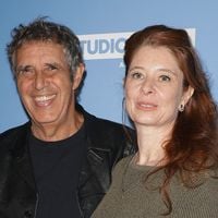 Julien Clerc accompagné de son épouse : il vient applaudir sa fille, réalisatrice acclamée dont la mère est Miou-Miou