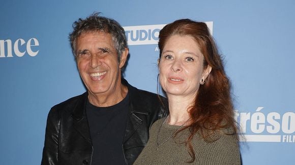 Julien Clerc accompagné de son épouse : il vient applaudir sa fille, réalisatrice acclamée dont la mère est Miou-Miou