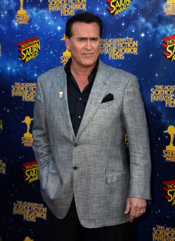 Malgré l'épreuve, la star assure être bien entourée et compte rester "un dur à cuire" face à la maladie.

Bruce Campbell lors des Saturn Awards 2016 à Burbank, le 22 juin 2016.
FAMEFLYNET / BESTIMAGE