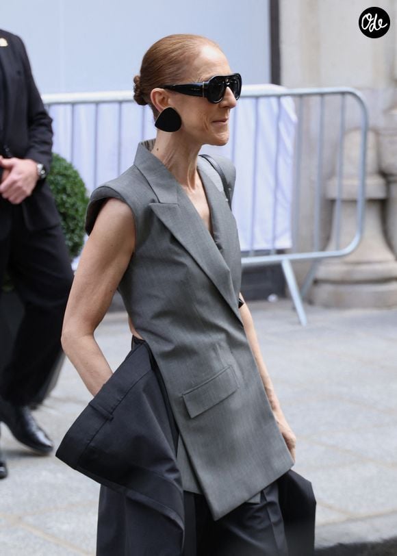 Céline Dion sort de l'hôtel Royal Monceau à Paris le 3 octobre 2026 © Denis Guignebourg / Bestimage
