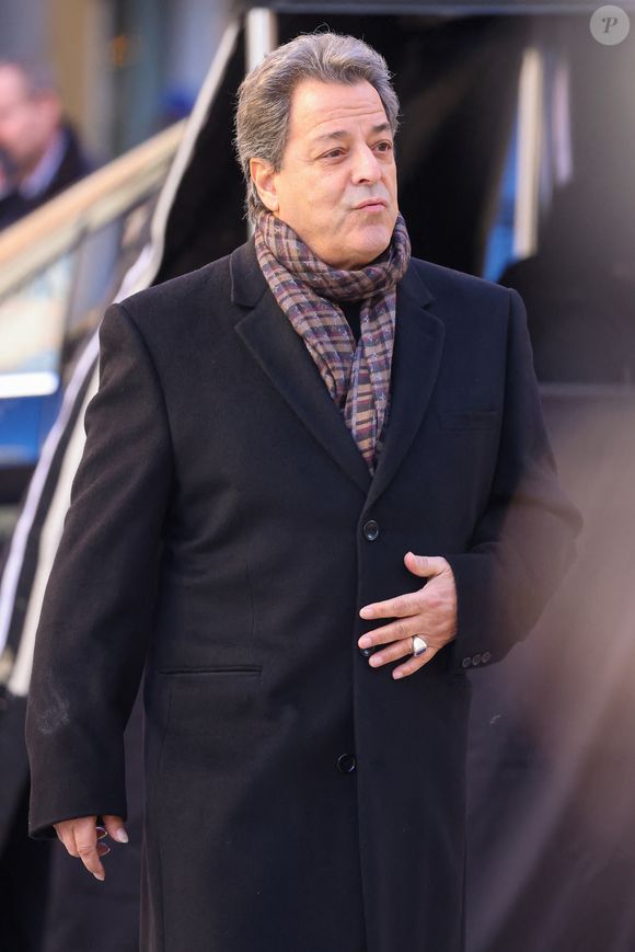 Chico Bouchikhi - Arrivées aux obsèques de Brigitte Bardot en l'église Paroissiale Notre-Dame-de-l'Assomption de Saint-Tropez, France, le 7 janvier 2026.  Brigitte Bardot, figure emblématique du cinéma français et icône internationale, est décédée le 28 décembre 2025 à l'âge de 91 ans dans sa mythique propriété de La Madrague, à Saint-Tropez (France). Révélée au monde entier par son rôle dans "Et Dieu... créa la femme", elle avait contribué à faire de Saint-Tropez un lieu mondialement connu. L'actrice sera inhumée le 7 janvier 2026 au cimetière marin de Saint-Tropez, aux côtés de son père Louis Bardot (1896-1975) et de sa mère Anne-Marie Mucel (1912-1978). Une cérémonie religieuse se tiendra auparavant dans l'église de Saint-Tropez, où proches, personnalités et anonymes pourront lui rendre un dernier hommage. © Jacovides-Moreau/Bestimage