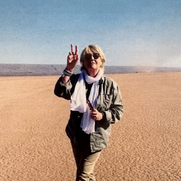 "36 ans d’amitié sont à jamais gravés", écrit-elle notamment en légende, accompagnant son message d'un panorama de photos souvenirs.

Story d'Estelle Lefebure le 7 mars 2026 sur Instagram