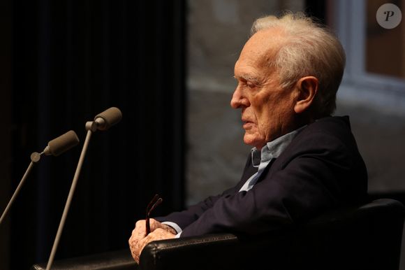 Exclusif - Le journaliste, homme de médias, scénariste, réalisateur et écrivain Philippe Labro à la Station Ausone - Librairie Mollat à Bordeaux, le 18 octobre 2024, pour un échange avec ses lecteurs et la présentation de son romzn "Deux gimlets sur la 5e Avenue" - Gallimard. © Jean-Marc Lhomer/Bestimage