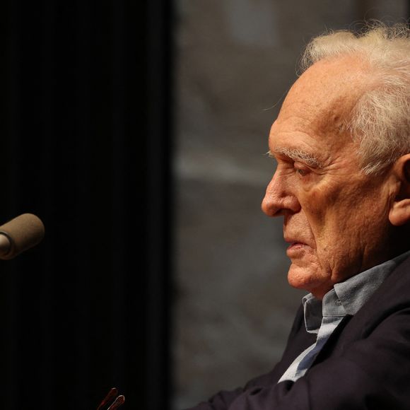 Exclusif - Le journaliste, homme de médias, scénariste, réalisateur et écrivain Philippe Labro à la Station Ausone - Librairie Mollat à Bordeaux, le 18 octobre 2024, pour un échange avec ses lecteurs et la présentation de son romzn "Deux gimlets sur la 5e Avenue" - Gallimard. © Jean-Marc Lhomer/Bestimage