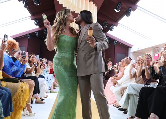 Heidi Klum et Low Roach au défilé Magnum sur la plage Magnum Cannes à l'occasion du 79ème Festival International du Film de Cannes, le 14 mai 2026. 

Photo : Denis Guignebourg / Bestimage