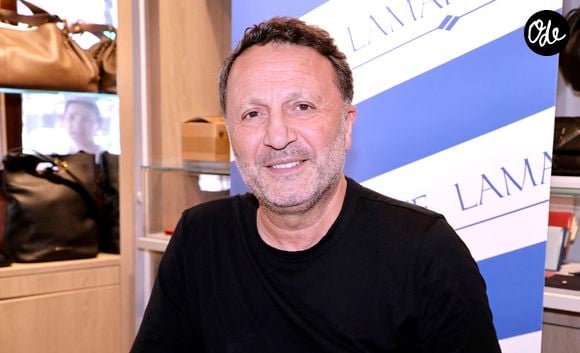 Arthur (Jacques Essebag) en séance de dédicaces pour la sortie de son nouveau livre "Même la nuit ne veut pas de moi (Ed. Grasset)" à la librairie Lamartine à Paris.

© Cédric Perrin / Bestimage