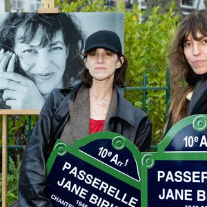 Lou Doillon et Charlotte Gainsbourg - Inauguration de la passerelle Jane Birkin devant les 41-43 quai de Valmy à Paris le 13 décembre 2025. © Cyril Moreau / Bestimage