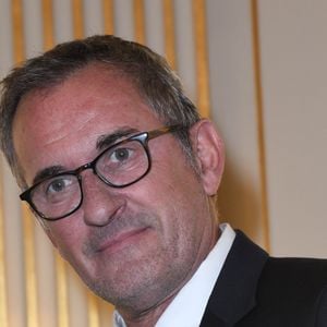 Christophe Dechavanne est un ancien animateur vedette de TF1

Exclusif - Christophe Dechavanne - Christophe Dechavanne reçoit le grade d'Officier des Arts et des Lettres au Ministère de la Culture à Paris. 
© Coadic Guirec / Bestimage