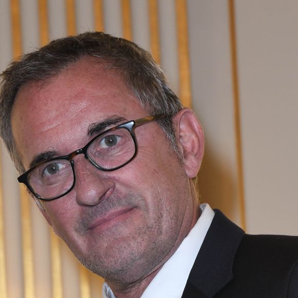 Christophe Dechavanne est un ancien animateur vedette de TF1

Exclusif - Christophe Dechavanne - Christophe Dechavanne reçoit le grade d'Officier des Arts et des Lettres au Ministère de la Culture à Paris. 
© Coadic Guirec / Bestimage