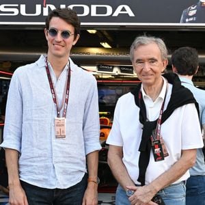 Sur X, Alexandre Arnault s’est dit "immensément honoré" de rejoindre Nike, une marque dont il affirme être un "fan inconditionnel" depuis toujours.

Bernard Arnault, Alexandre Arnault - Les célébrités dans les stands la veille du Grand Prix de Formule 1 (F1) de Monaco le 24 mai 2025. © Lionel Urman / Bestimage