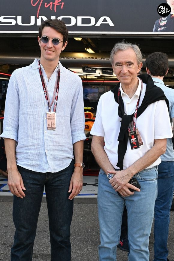 Sur X, Alexandre Arnault s’est dit "immensément honoré" de rejoindre Nike, une marque dont il affirme être un "fan inconditionnel" depuis toujours.

Bernard Arnault, Alexandre Arnault - Les célébrités dans les stands la veille du Grand Prix de Formule 1 (F1) de Monaco le 24 mai 2025. © Lionel Urman / Bestimage