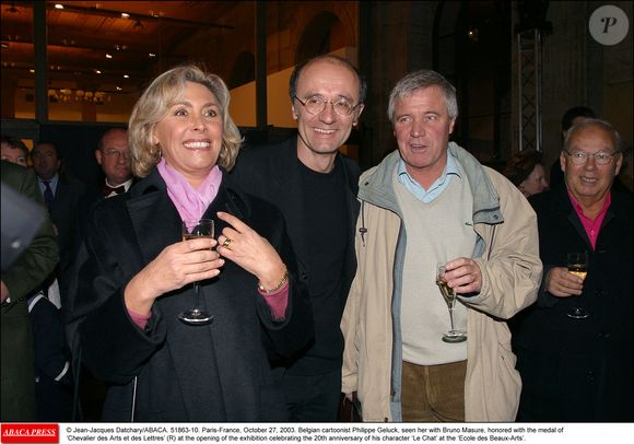 © Jean-Jacques Datchary/ABACA. 51863-10. Paris-France, le 27 octobre 2003. Le dessinateur belge Philippe Geluck, vu ici avec Bruno Masure, honoré de la médaille de "Chevalier des Arts et des Lettres" (à droite) lors du vernissage de l'exposition célébrant les 20 ans de son personnage "Le Chat" à l'Ecole des Beaux-Arts.