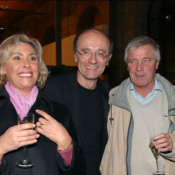 © Jean-Jacques Datchary/ABACA. 51863-10. Paris-France, le 27 octobre 2003. Le dessinateur belge Philippe Geluck, vu ici avec Bruno Masure, honoré de la médaille de "Chevalier des Arts et des Lettres" (à droite) lors du vernissage de l'exposition célébrant les 20 ans de son personnage "Le Chat" à l'Ecole des Beaux-Arts.