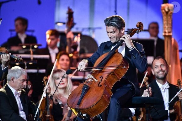 Le violoncelliste français Gautier Capucon se produit avant l'arrivée de la flamme olympique lors du relais de la flamme olympique à Paris le 14 juillet 2024. Photo par Firas Abdullah/ABACAPRESS.COM