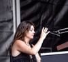 Elle a évoqué la disparition de ses deux parents.

Louane se produit sur la scène du festival "Printemps de Pérouges" au château de Saint-Maurice-de-Rémens (01 - France) le 28/06/2026. © Sandrine Thesillat/Psnewz/Bestimage