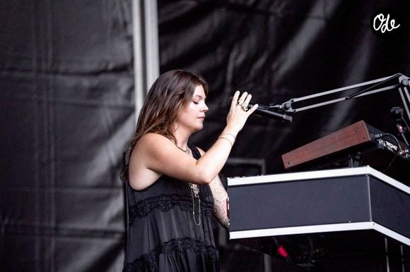 Elle a évoqué la disparition de ses deux parents.

Louane se produit sur la scène du festival "Printemps de Pérouges" au château de Saint-Maurice-de-Rémens (01 - France) le 28/06/2026. © Sandrine Thesillat/Psnewz/Bestimage