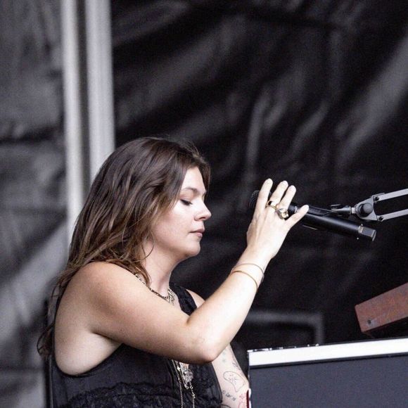 Elle a évoqué la disparition de ses deux parents.

Louane se produit sur la scène du festival "Printemps de Pérouges" au château de Saint-Maurice-de-Rémens (01 - France) le 28/06/2026. © Sandrine Thesillat/Psnewz/Bestimage