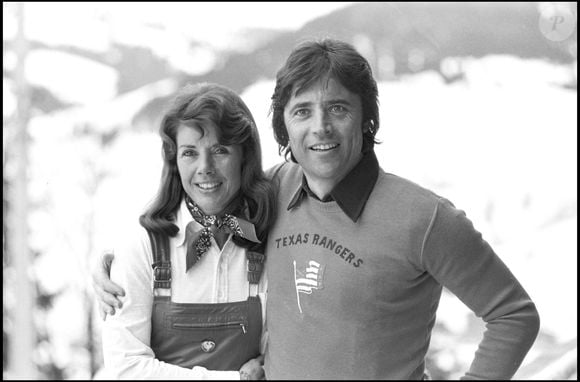Archives - Sacha Distel avec sa femme Francine à Megêve en 1975.