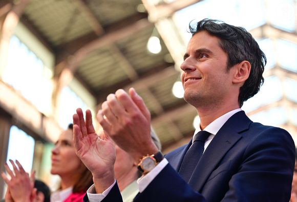 Gabriel Attal lors d'une réunion du parti Renaissance à la Cité du Cinéma à Saint-Denis le 6 avril 2025. © Christian Liewig / Bestimage